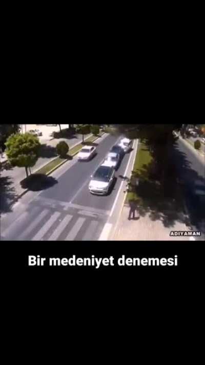 Ülkece medeniyeti zorladığımız anlardan bir tanesi