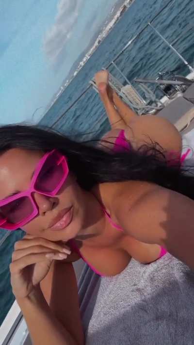 Slut in a pink bikini🥵