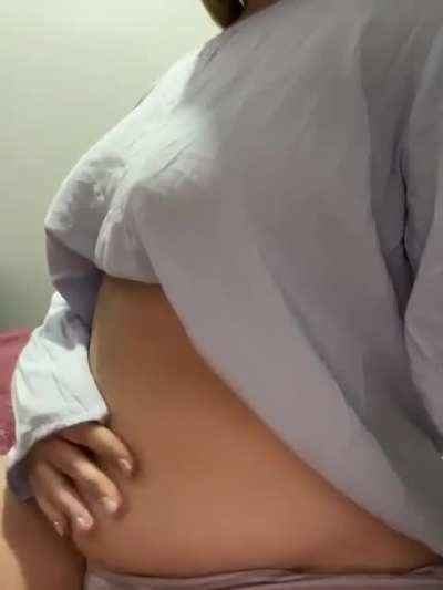 playing with my belly, wanting to lose contr<wbr>ol🐷🎈