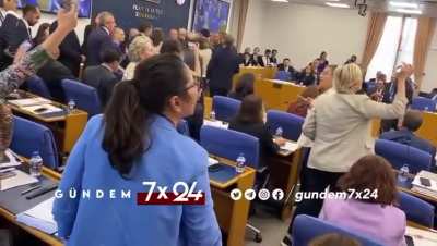 Sokak köpeklerinden kaçarken kamyonun altında kalıp hayatını kaybeden 10 yaşındaki Mahra Melin Pınar'ın annesi, TBMM’deki sokak hayvanları yasası görüş<wbr>meler<wbr>ine katıldı. Bazı CHP, DEM ve TİP'liler 