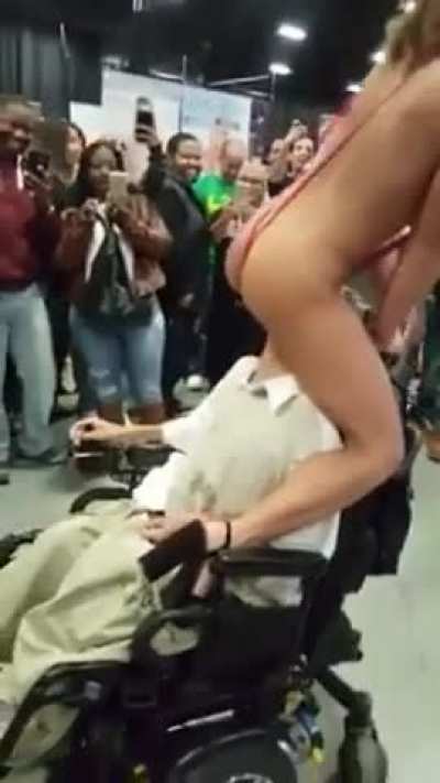 [Wholesome] Adriana Chechik giving a disabled fan a taste and the time of his life