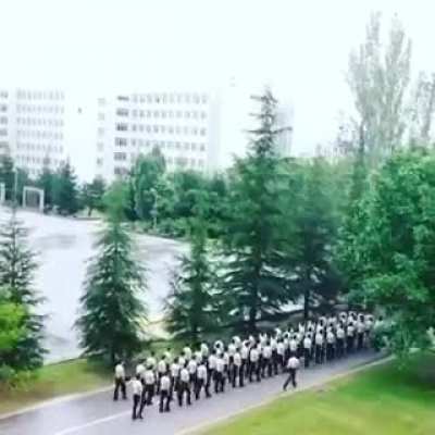 İslamcı ailemden baskı gördüğümde, kulaklığı takıp dinliyorum.