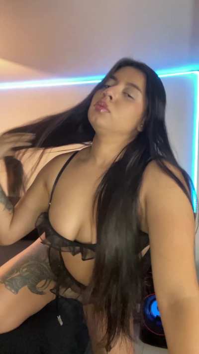 22, latina, saggy tits, a bit shy, please don't be mean!