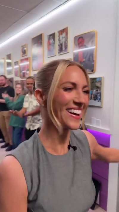 Brittany Snow arrives to the Jennifer Hudson Show, November 2025 💃🏼 PART 1: Original dance entrance to the show 💃🏼💃🏼 Part 2: I added a soundtrack to liven up the dance 🔥 What do you think about it? 🧑🏻‍🎤