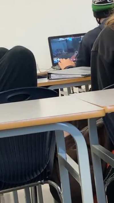 this kid is playing tf2 in math class
