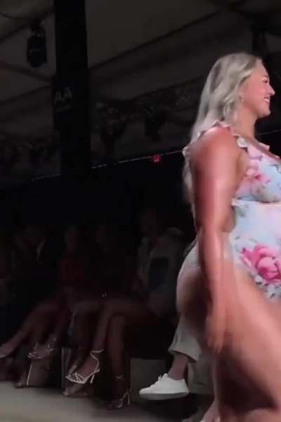 Iskra Lawrence pregnant