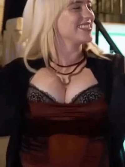 Billie Eilish bouncing her tits
