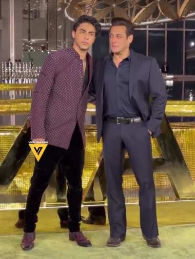 Aryan Khan shakes hand with Bhoi after posing with him. Looks like he really respects him. Thoughts?