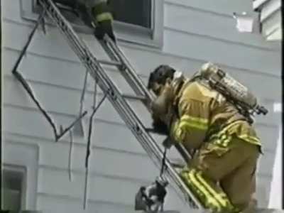 Firefighter administers CPR while climbing down ladder