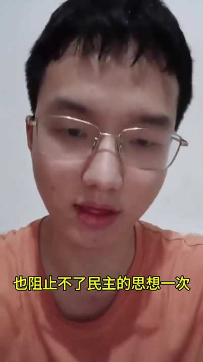 在湖南娄底<wbr>新化县天桥<wbr>悬挂四通桥<wbr>标语横幅的<wbr>，是当地2<wbr>2岁青年 方艺融。 在视频中他<wbr>表示，暴政<wbr>必然可怕，<wbr>但权威压不<wbr>跨人心，习<wbr>近平再怎么<wbr>迫害我们，<wbr>也阻止不了<wbr>民主思想一<wbr>次又一次的<wbr>在中国人心<wbr>中生根发芽<wbr>。 长江之水不<wbr>会倒流，希<wbr>望中国人能<wbr>早日摆脱专<wbr>制，过上更<wbr>好的生活。<wbr>（来自李老<wbr>师）