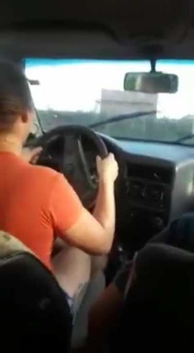 Vocês aprendendo a dirigir kkkkk