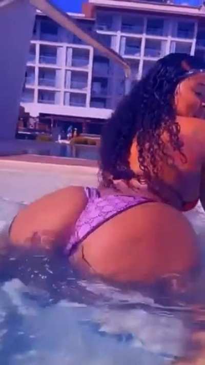 Ass Making Waves In The Pool 🌊🍑🤤😍❤<wbr>️