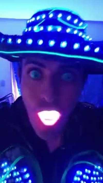 Esse video mostra o que acontece se você beber todinho sem chacoalhar e depois usar Ecstasy enquanto fuma baseado