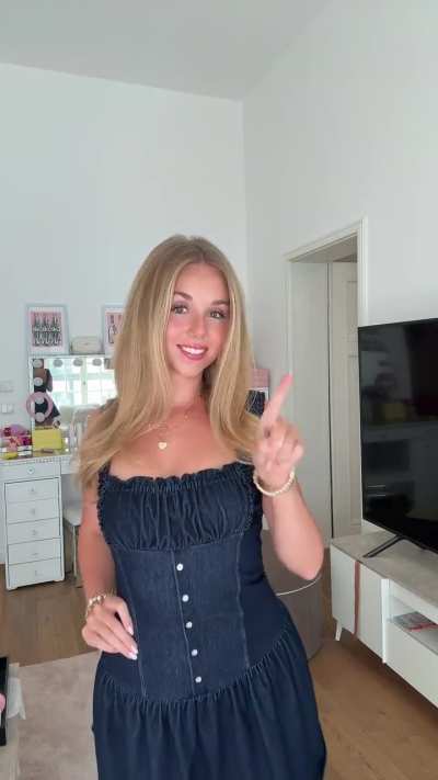 Dalia im Jeanskleid