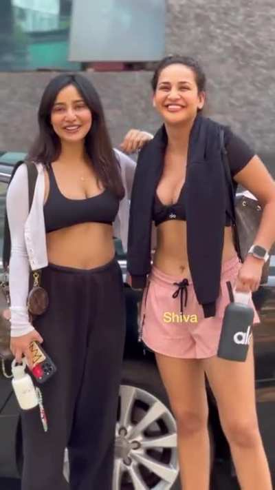 Neha Sharma aur Aisha Sharma ka jhulte hue chuche dabane aur choosne ka man hai..<wbr>..🤤🤤🤤 Pura doodh hai dono ke paas..