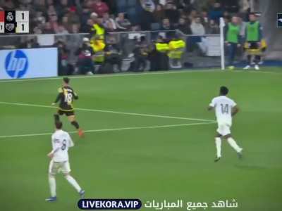 Osama bin Huijsen trying to score own goal