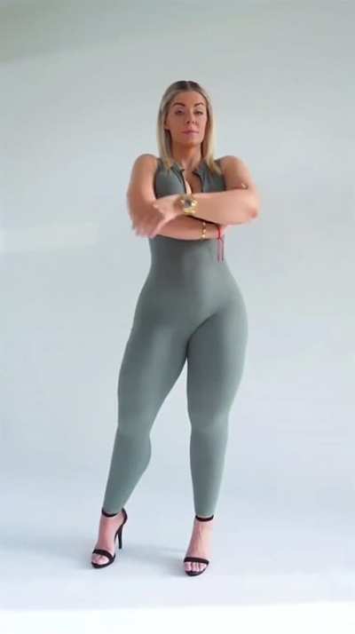 Missmiafit (5’7) Absolute goddess.