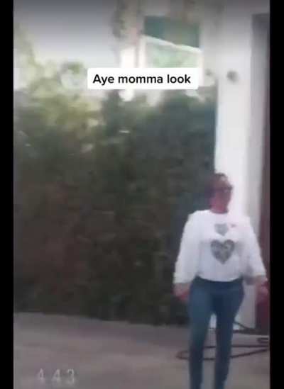 Aye momma look