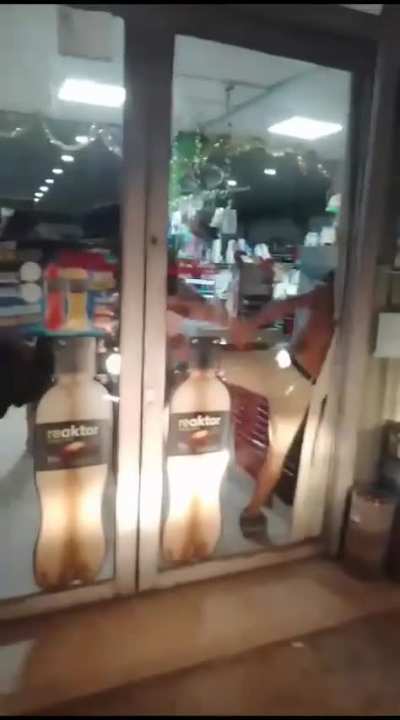 Córdoba: Delincuente intentó robar un supermercado chino y recibió una paliza por sus dueños