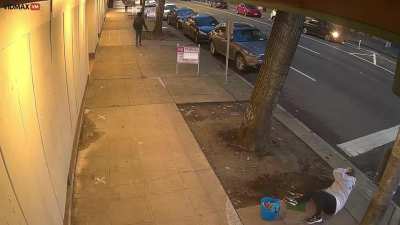 Man kicked two random women in the head just one day apart in Seattle. Police is still looking for him.