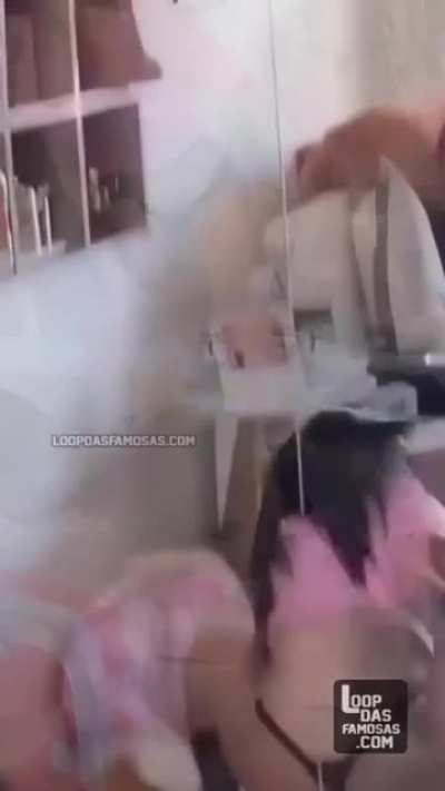 MC Mirella com zoom