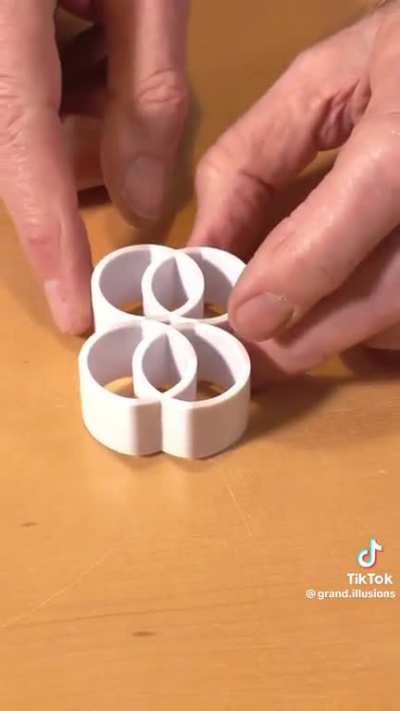 An Illusion of squares and circles for an object 