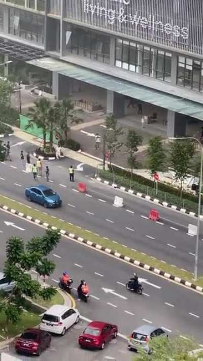 Tak tahu apa yang terbakar, tapi dengar benda meletup. Komune Living & Wellness Cheras.