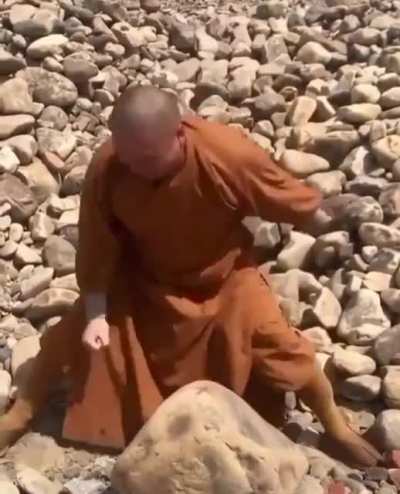 Не стоит включать это видео со звуком, когда сидишь в общественном туалете