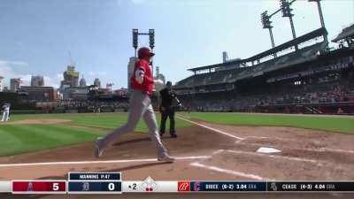 [Highlight] Shohei Ohtani hits a home run after pitching a complete game shutout earlier today, the 37th for the major league leader in homers!