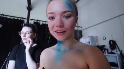 Julia Beautx halb nackt in irgendeinem Vlog beim Shooting für ihr Parfüm 