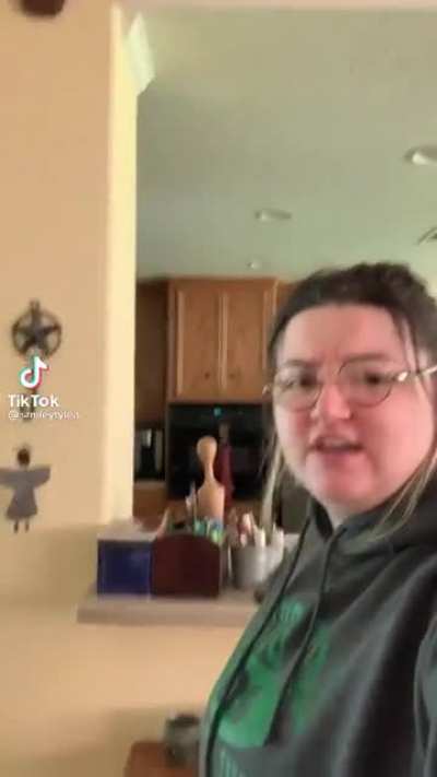 I HAVE NO IDEA WHATS GOING ON. TikTok: smileytylea