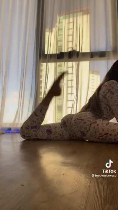 Peachy Ass Jiggle In Onesie