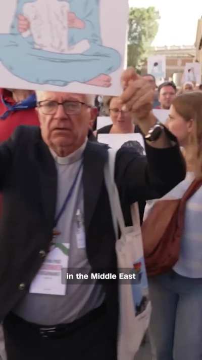 Priests protest over violence in Gaza