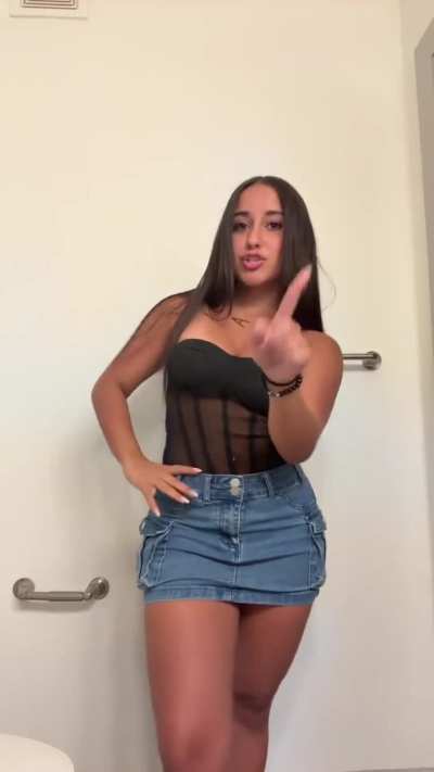 Need her in something even tighter 🤤❤️