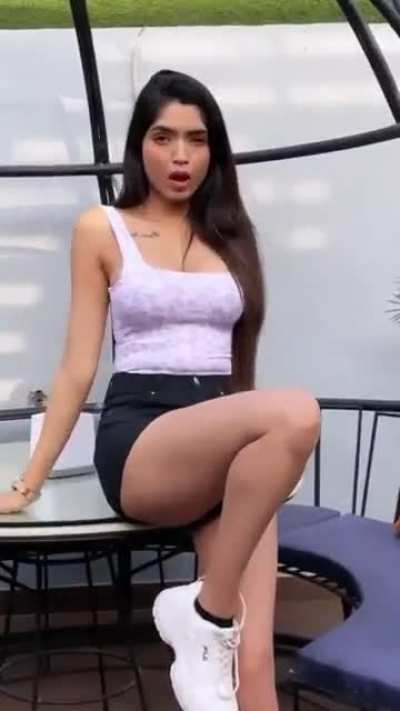 When she lifts her left leg 💦💦 love her thighs seduction (unknown)