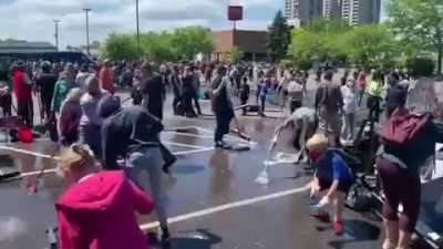 Voluntários limpando os estabelecimentos vandalizados em Minneapolis