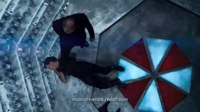 Milla Jovovich Kicks a Man in the Balls in Resident Evil The Final Chapter (2016)