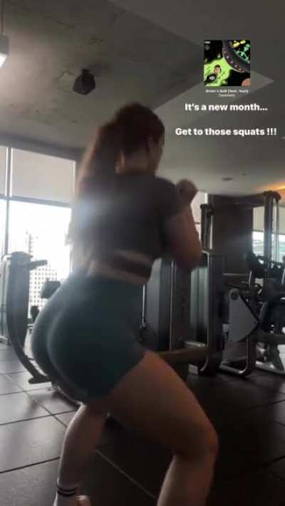TikTok: @auttierheyn 🍑😩 She always hittin legs!