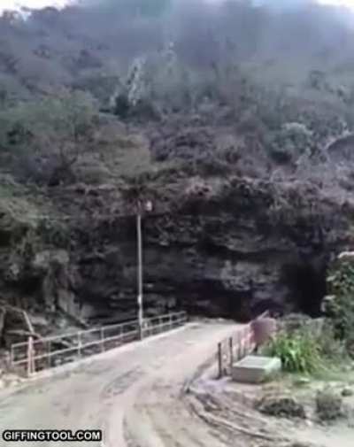 10 ton rock causes massive dunk in river (r/shortclips)