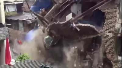 Surging river causes houses to collapse (Indonesia Dec. 23. 2020)