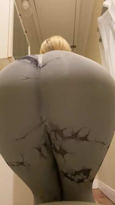 Huge big farts 💨 in my new yoga 🧘‍♀️ workout leggings they just keep coming !!!