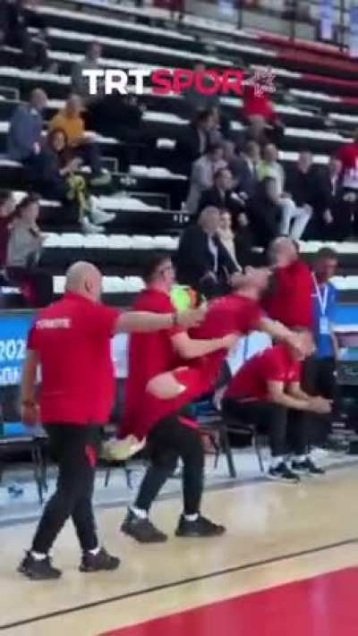 Down Sendromlular Milli Futsal Takım<wbr>ımızı<wbr>n “Erling Haala<wbr>nd’ı” Resul, en içten, en coşkulu gol sevincini yaşıyor.