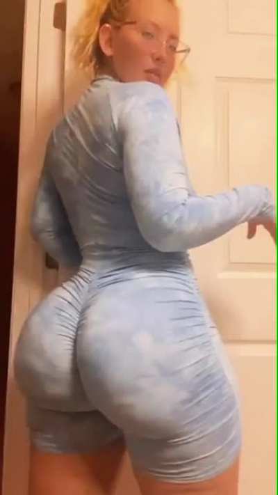 Woesenpai don’t look that thicc, but when she turn around...👀