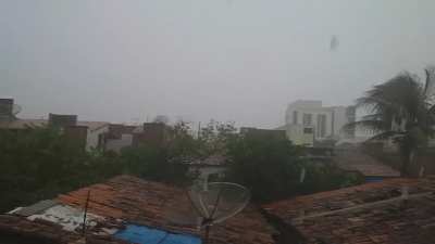 There's a whole mountain range in the background, hidden by the clouds, behind that lone hospital in front of my house. Had to back off and film again a few times so that I didn't completely wet my phone! Sobral - Brazil.