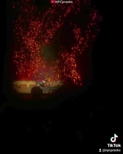 Blowing up the host of the Saint Denis theater during the show