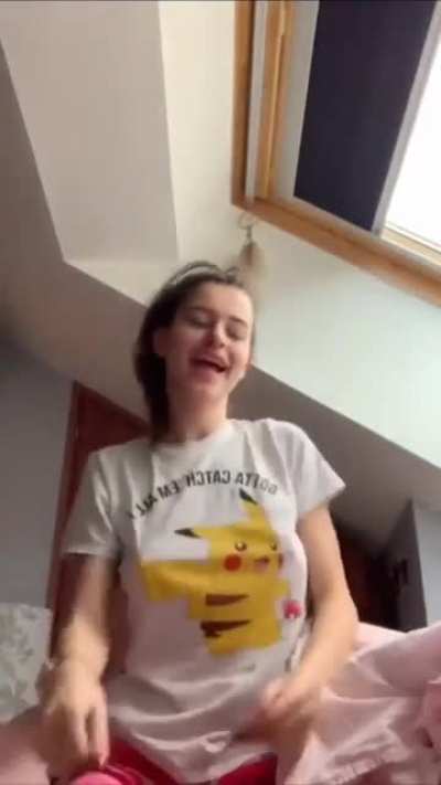 bra-less Lea
