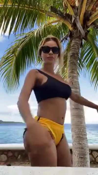 Ana_Montana Livestream in Jamaica 12/9/<wbr>19🧉👀