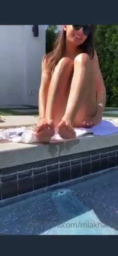 Mia Khalifa’s feet in the pool