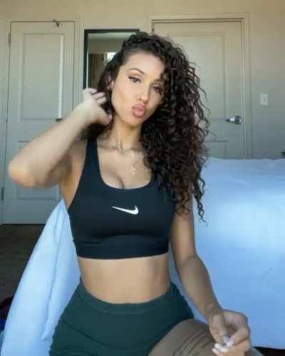 Jasmine (@jas<wbr>mine.<wbr>raee)