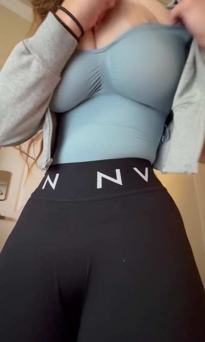 Do I have a good tits to waist ratio ;)